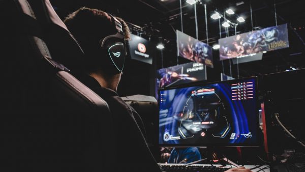 Professionele gamer in gaming stoel